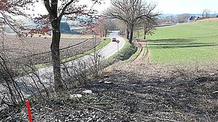 &Uuml;ber diese Kuppe erreichen die Radler und Fu&szlig;g&auml;nger k&uuml;nftig einmal von P&ouml;tzmes kommend das Gemeindegebiet Mainburg. Die B&auml;ume sind bereits gef&auml;llt. Die Realisierung l&auml;sst aber noch auf sich warten.