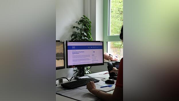 Ein Blick auf den Schreibtisch beimnKrisendienst PsychiatrienNiederbayern. Hier ist immer jemand erreichbar.