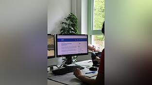 Ein Blick auf den Schreibtisch beimnKrisendienst PsychiatrienNiederbayern. Hier ist immer jemand erreichbar. Ein Blick auf den Schreibtisch beimnKrisendienst PsychiatrienNiederbayern. Hier ist immer jemand erreichbar.