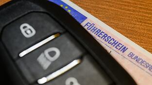 Der Mann möchte seinen Führerschein abholen - und fährt mit dem Motorrad zur Dienststelle. (Symbolbild) Der Mann möchte seinen Führerschein abholen - und fährt mit dem Motorrad zur Dienststelle. (Symbolbild)