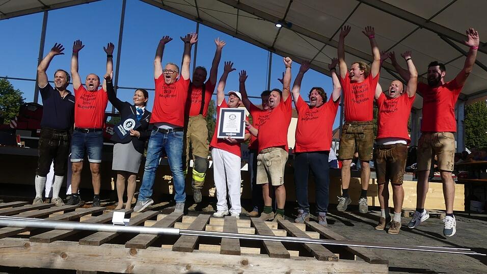 Hunderte freiwillige Helfer haben angepackt und zusammen mit den beiden Initiatoren Werner Biersack und Rudi Dietl das XXL-Schnitzel vorbereitet und gebraten. Das Spektakel vor einem Jahr lockte Tausende Besucher nach Mengkofen.