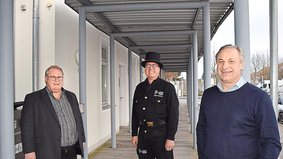 Die Geschäftsleiter des ZAW-SR, Anton Pirkl (l.) und Gangolf Wasmeier (r.), trafen sich mit Bezirksschornsteinfegermeister Holger Frischhut zu einem Gespräch zum Thema richtiges Heizen. Die Geschäftsleiter des ZAW-SR, Anton Pirkl (l.) und Gangolf Wasmeier (r.), trafen sich mit Bezirksschornsteinfegermeister Holger Frischhut zu einem Gespräch zum Thema richtiges Heizen.