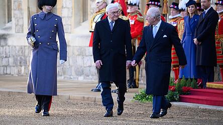 Bundespräsident Frank-Walter Steinmeier (vorne l.) wird von König Charles III. am Schloss Windsor mit militärischen Ehren begrüßt.