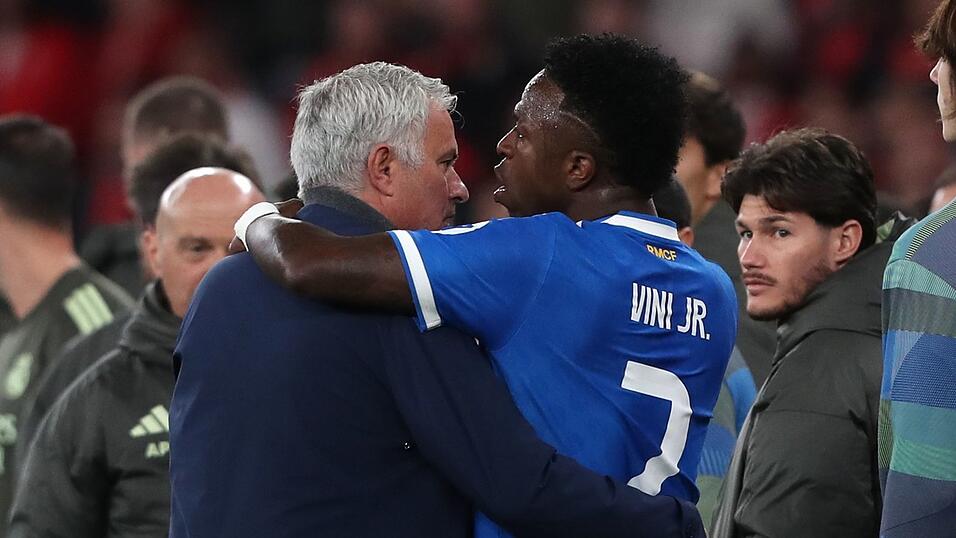 Benfica-Trainer Jos&eacute; Mourinho (l) und Vinicius Jr. von Real Madrid &auml;u&szlig;erten sich zum mutma&szlig;lichen Rassismus-Vorfall.