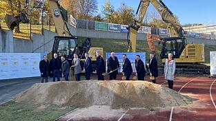 Unterstützt von Planer, Baufirmenvertretern und ASV-Verantwortlichen greifen die Politiker ein zweites Mal zum Spaten, diesmal im Städtischen Stadion. Unterstützt von Planer, Baufirmenvertretern und ASV-Verantwortlichen greifen die Politiker ein zweites Mal zum Spaten, diesmal im Städtischen Stadion.