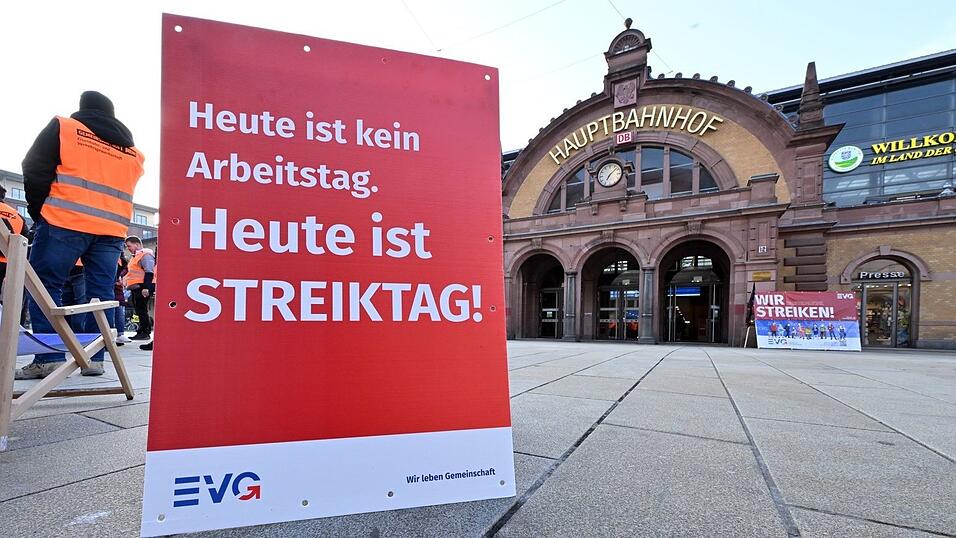 2023 legte die EVG den Bahnverkehr gleich zweimal weitgehend lahm. (Archivbild)