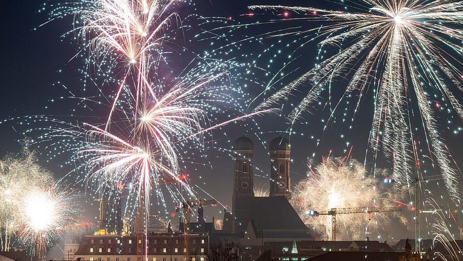 In der Silvesternacht besch&auml;ftigten viele Br&auml;nde die Einsatzkr&auml;fte von Polizei und Feuerwehr.