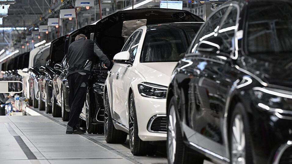 Mercedes-Produktion in Sindelfingen. Gerade im Premiumsegment ist die deutsche Autoindustrie stark. (Archivbild) Mercedes-Produktion in Sindelfingen. Gerade im Premiumsegment ist die deutsche Autoindustrie stark. (Archivbild)