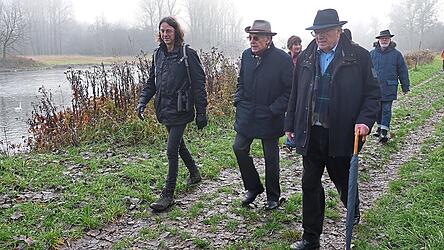 Wer trotz der feuchten Kälte mitgegangen ist, hat den informativen Isarspaziergang genossen: (v.l.) Georg Kestel, Professor Bernd Lötsch, Professor Hubert Weiger und der stellvertretende Landrat Roman Fischer.