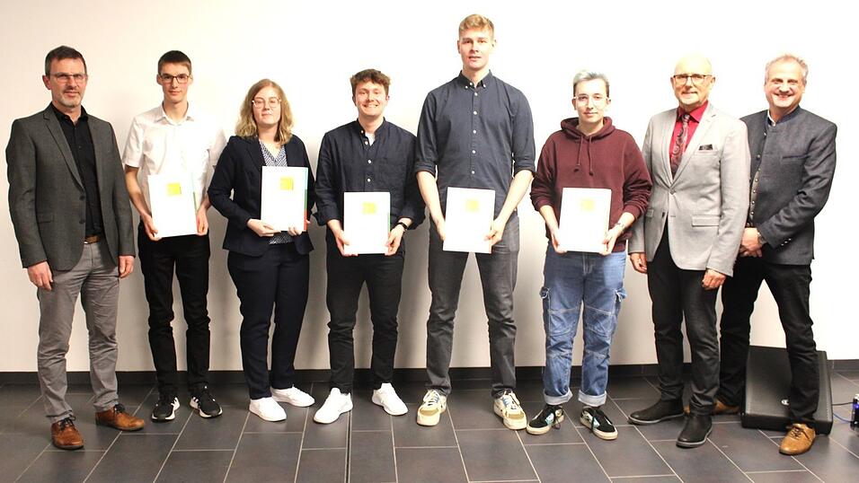 Das sind die Klassenbesten mit Schulleiter Siegfried Zistler und den Abteilungsleitern Christian Schötz (links) und Manfred Senft (rechts). Das sind die Klassenbesten mit Schulleiter Siegfried Zistler und den Abteilungsleitern Christian Schötz (links) und Manfred Senft (rechts).