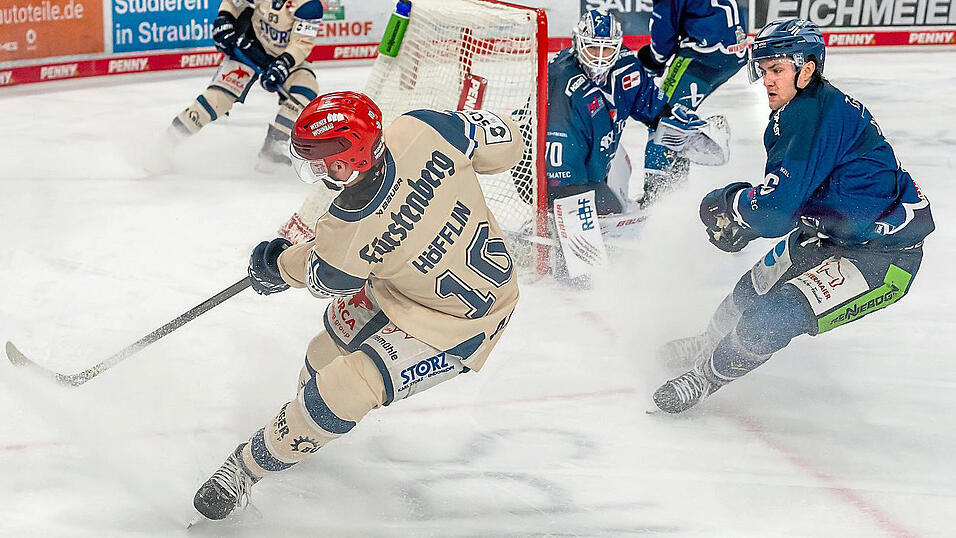 Alex Green (r.) - hier im Zweikampf mit Schwenningens Mirk Höfflin beim 4:1-Heimsieg der Tigers am Mittwochabend - gefällt es in Straubing. So gut, dass er nicht nur diese Saison gerne so lange wie nur möglich verlängern möche. Alex Green (r.) - hier im Zweikampf mit Schwenningens Mirk Höfflin beim 4:1-Heimsieg der Tigers am Mittwochabend - gefällt es in Straubing. So gut, dass er nicht nur diese Saison gerne so lange wie nur möglich verlängern möche.