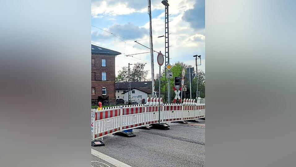 Die Arbeiten am Bahn&uuml;bergang Straubinger Stra&szlig;e sollen wie geplant enden.
