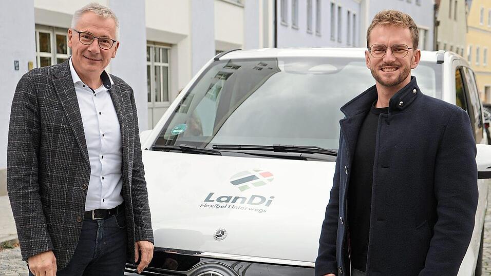 Landrat Werner Bumeder (l.) und Sebastian Obermaier vor dem LanDi. Dieser wäre ebenfalls im Verkehrsverbund enthalten. Landrat Werner Bumeder (l.) und Sebastian Obermaier vor dem LanDi. Dieser wäre ebenfalls im Verkehrsverbund enthalten.