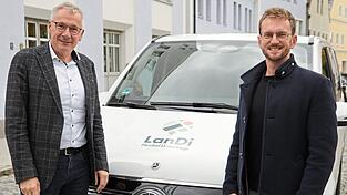 Landrat Werner Bumeder (l.) und Sebastian Obermaier vor dem LanDi. Dieser wäre ebenfalls im Verkehrsverbund enthalten.