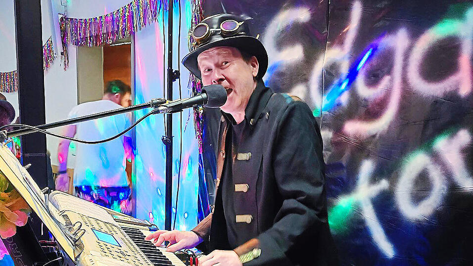 Musikalisches Urgestein Edgar Boher heizte der Faschingsmeute mächtig ein. Musikalisches Urgestein Edgar Boher heizte der Faschingsmeute mächtig ein.