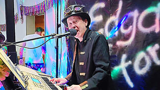 Musikalisches Urgestein Edgar Boher heizte der Faschingsmeute m&auml;chtig ein.