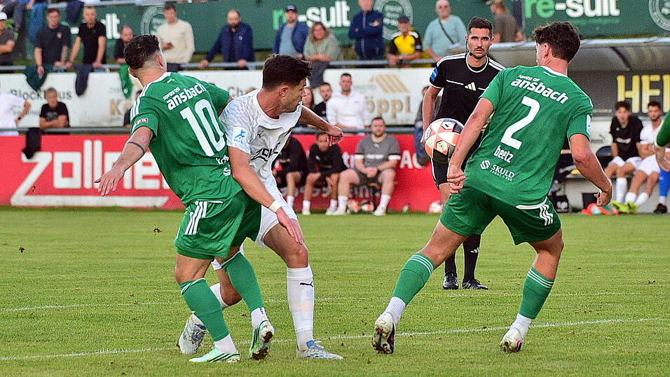 Für die Vilzinger Jungs um Mario Kufner (in weiß) gab es gegen die Ansbacher Abwehr kein Durchkommen. Das 1:1 war am Ende glücklich. Für die Vilzinger Jungs um Mario Kufner (in weiß) gab es gegen die Ansbacher Abwehr kein Durchkommen. Das 1:1 war am Ende glücklich.