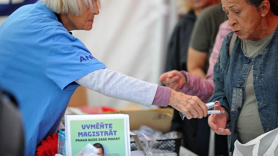 Bei einer Wahlkampfveranstaltung der rechtspopulistischen Partei ANO in Prag werden Werbemittel wie Kugelschreiber verteilt.