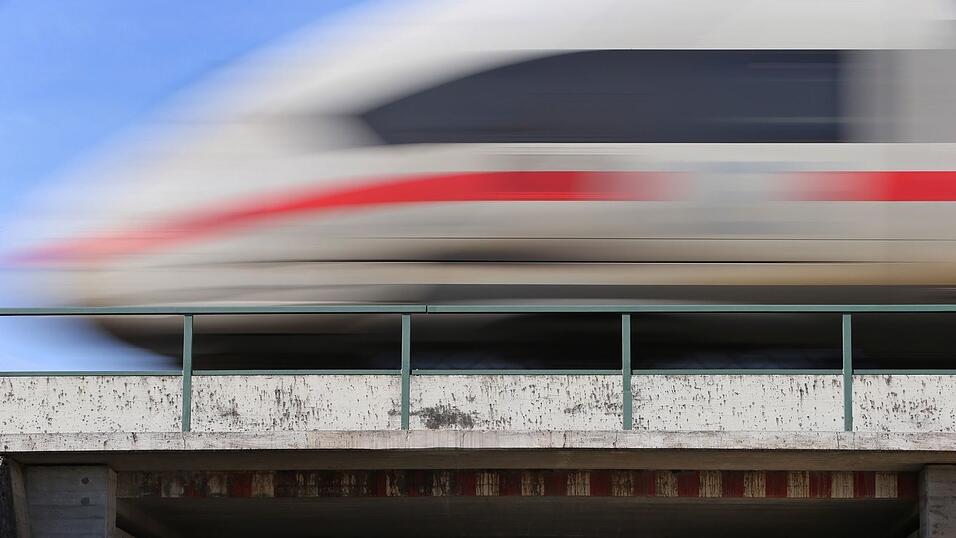 Ein ICE auf der rund 170 Jahre alten Bahnstrecke Augsburg-Ulm. Der Bundestag soll demnächst über einen Neubau beraten und diesen beschließen. (Archivbild) Ein ICE auf der rund 170 Jahre alten Bahnstrecke Augsburg-Ulm. Der Bundestag soll demnächst über einen Neubau beraten und diesen beschließen. (Archivbild)