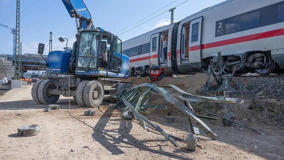 Nach der Kollision eines ICE mit dem Greifarm eines Baggers muss die Schadenh&ouml;he noch ermittelt werden.