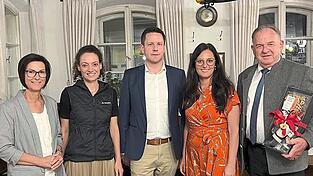 Das Vorstandsteam des Krankenhaus-F&ouml;rdervereins (v.l.) Kerstin Haimerl-Kunze (zweite Vorsitzende), Corinna Duscher (Schriftf&uuml;hrerin), Martin Czekalla (Schatzmeister) und B&uuml;rgermeisterin Karoline Fritz-Ertlmaier (Vorsitzende) mit Landrat Christian Nerb.
