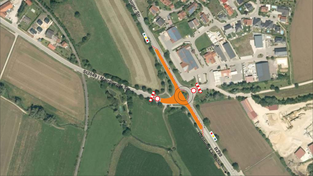 Halbzeit bei der Fahrbahn-Sanierung des Kreisverkehrs auf der B299 bei Arth: Am vergangenen Wochenende wird die Westh&auml;lfte erneuert.