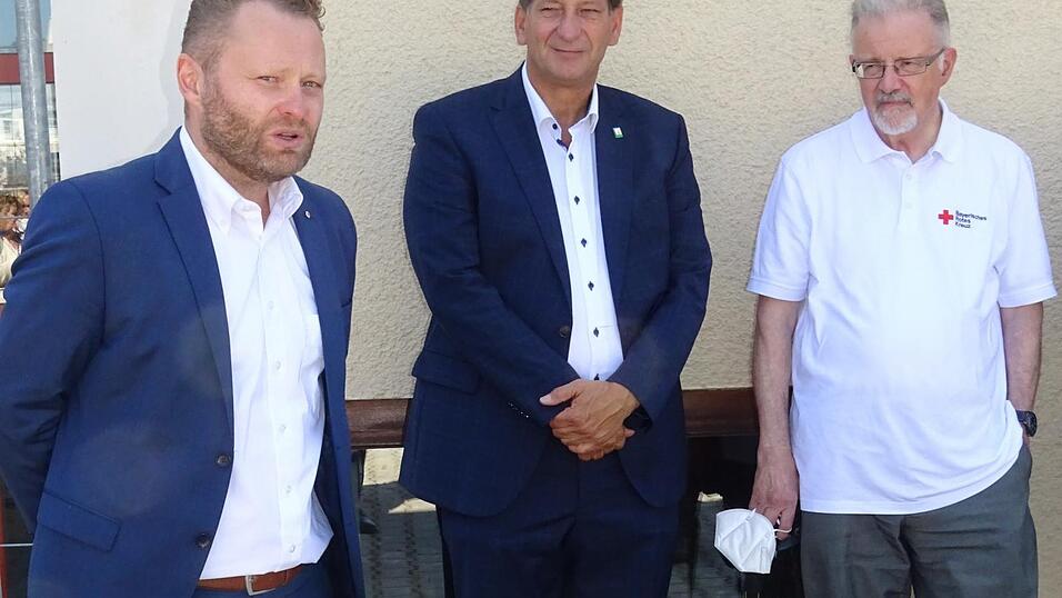 Kreisgeschäftsführer Andreas Endl (links) stellte das Projekt vor. Daneben die beiden stellvertretenden Vorsitzenden Dr. Franz Gassner und Wolfram Lüers. Kreisgeschäftsführer Andreas Endl (links) stellte das Projekt vor. Daneben die beiden stellvertretenden Vorsitzenden Dr. Franz Gassner und Wolfram Lüers.