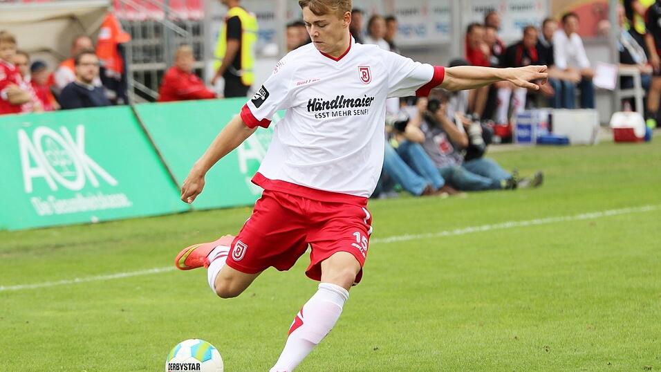 Der SSV Jahn um St&uuml;rmer Daniel Steininger empf&auml;ngt am Mittwochabend Holstein Kiel. (Foto: Fabian Ro&szlig;mann)