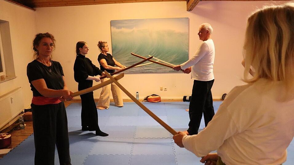 Den Kontrahenten im Blick: Antonia G&ouml;nczi (Mitte l.) kreuzt die Klingen mit Kursleiter Thomas Max.