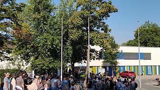 Als g&auml;be es kein Ende: Das Wochenende &uuml;ber reihten sich Besucher des Aquatherm vor den Kassen in die Warteschlange ein- wie hier am Sonntag.