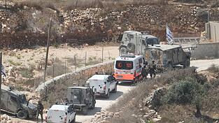 Israelische Soldaten und Krankenwagen am Ort eines neuen Angriffs israelischer Siedler in einem palästinensischen Dorf. Israelische Soldaten und Krankenwagen am Ort eines neuen Angriffs israelischer Siedler in einem palästinensischen Dorf.