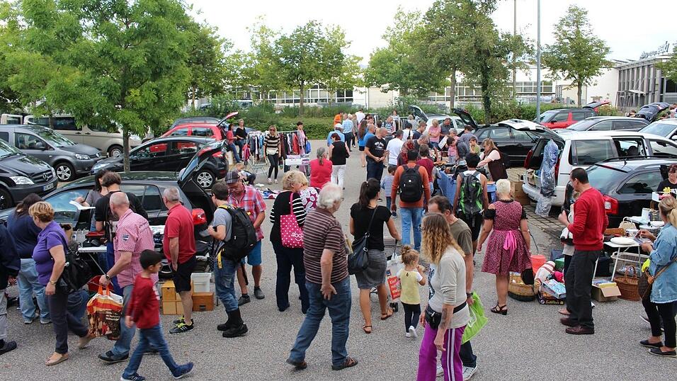 Auf Schnäppchensuche: Die Tüten einiger Besucher sind schon voll, andere suchen noch.