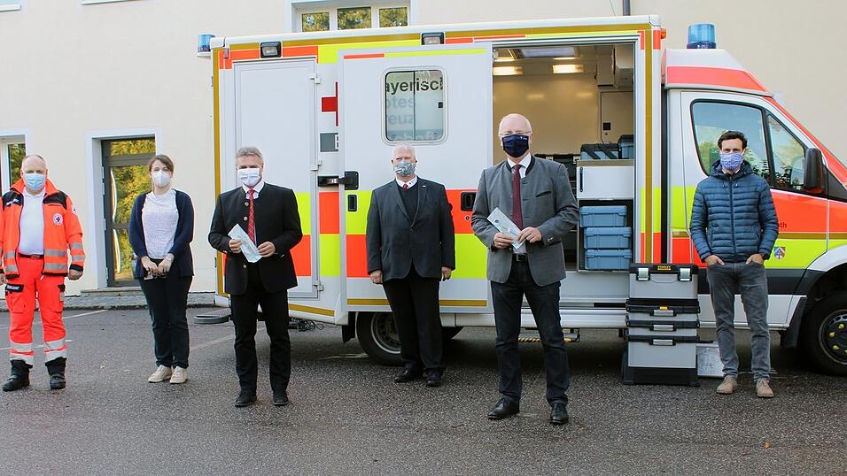 Stellten Landrat Peter Dreier und Oberb&uuml;rgermeister Alexander Putz das innovative Konzept der Zahnarztpraxis im Rettungswagen vor: Ernst Binner, Vorsitzender des niederbayerischen Zahn&auml;rzteverbandes (Mitte), J&uuml;rgen K&ouml;hl, Leiter Rettungsdienst des BRK-Kreisverbands Straubing-Bogen Gesundheitsregion plus-Gesch&auml;ftsstellenleiterin Katja Krug (2.v.l.) und Dr. Matthias Kurbel, Leiter des Sozialreferats der Stadt Landshut.