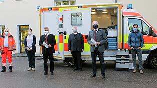 Stellten Landrat Peter Dreier und Oberb&uuml;rgermeister Alexander Putz das innovative Konzept der Zahnarztpraxis im Rettungswagen vor: Ernst Binner, Vorsitzender des niederbayerischen Zahn&auml;rzteverbandes (Mitte), J&uuml;rgen K&ouml;hl, Leiter Rettungsdienst des BRK-Kreisverbands Straubing-Bogen Gesundheitsregion plus-Gesch&auml;ftsstellenleiterin Katja Krug (2.v.l.) und Dr. Matthias Kurbel, Leiter des Sozialreferats der Stadt Landshut.
