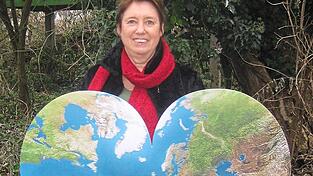 Bei ihren öffentlichen Aktionen erkennt man Cornelia Wabra an ihrem Erdherz, das sie immer dabei hat. Bei ihren öffentlichen Aktionen erkennt man Cornelia Wabra an ihrem Erdherz, das sie immer dabei hat.