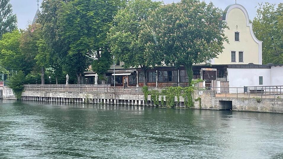 Jahrzehntelang befand sich auf der M&uuml;hleninsel einer der am sch&ouml;nsten gelegenen Bierg&auml;rten der Stadt. Jetzt wurde das Gasthaus &bdquo;Zur Insel&ldquo; verkauft.