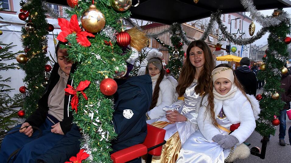 Das Rohrer Christkindl Pia Bogdan kam mit ihren Engeln in der Kutsche vorgefahren. Das Rohrer Christkindl Pia Bogdan kam mit ihren Engeln in der Kutsche vorgefahren.