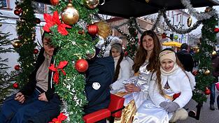 Das Rohrer Christkindl Pia Bogdan kam mit ihren Engeln in der Kutsche vorgefahren. Das Rohrer Christkindl Pia Bogdan kam mit ihren Engeln in der Kutsche vorgefahren.