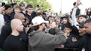 Arda Saatci wurde bei seiner Ankunft in Berlin von euphorischen Fans begr&uuml;&szlig;t.