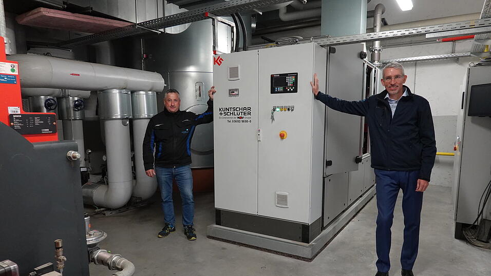Energie- und Umweltmanager Thomas Geiger (links) und Geschäftsführender Gesellschafter Christian Wallstabe (rechts) vor dem Blockheizkraftwerk von Wallstabe & Schneider. Energie- und Umweltmanager Thomas Geiger (links) und Geschäftsführender Gesellschafter Christian Wallstabe (rechts) vor dem Blockheizkraftwerk von Wallstabe & Schneider.