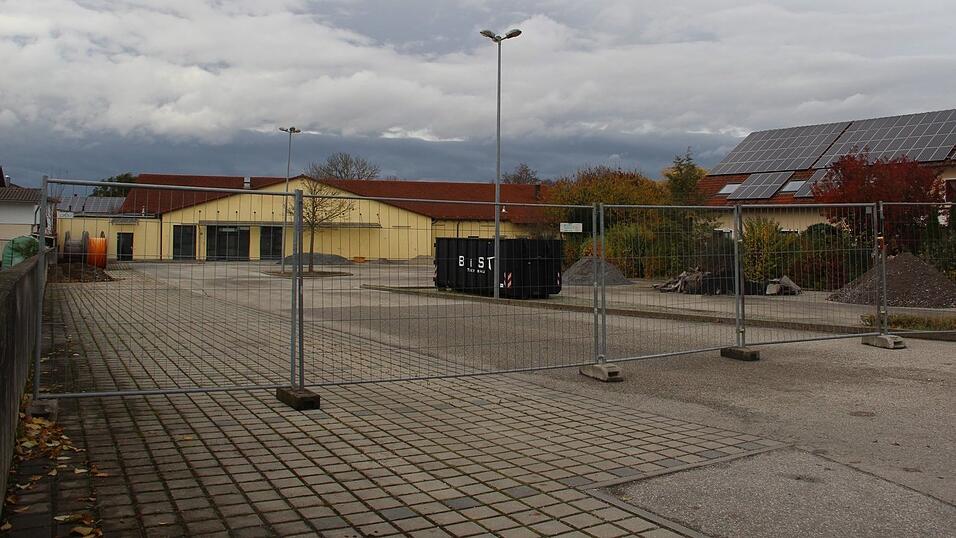 Baumarkt statt Bauzaun: Über eine Wiederbelebung des alten Edeka-Gebäudes wollen die Freien Wähler diskutieren.