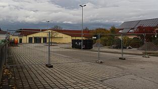 Baumarkt statt Bauzaun: Über eine Wiederbelebung des alten Edeka-Gebäudes wollen die Freien Wähler diskutieren. Baumarkt statt Bauzaun: Über eine Wiederbelebung des alten Edeka-Gebäudes wollen die Freien Wähler diskutieren.