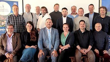 Bürgermeisterkandidat Anton Scherer (vorne 3.v.l.) mit den Listenkandidaten der BBL und Wahlleiter Hans Wiesmaier (hinten 3.v.l.).