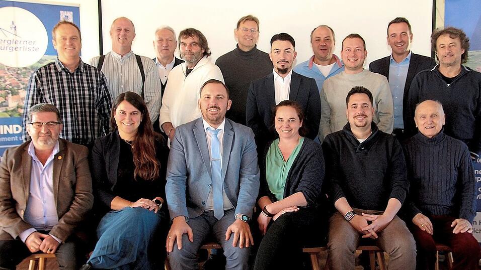 Bürgermeisterkandidat Anton Scherer (vorne 3.v.l.) mit den Listenkandidaten der BBL und Wahlleiter Hans Wiesmaier (hinten 3.v.l.).