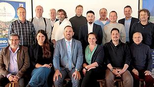 Bürgermeisterkandidat Anton Scherer (vorne 3.v.l.) mit den Listenkandidaten der BBL und Wahlleiter Hans Wiesmaier (hinten 3.v.l.).