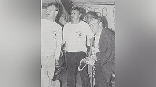 Karsten Wettberg im Juni 1991 nach dem Prominentenspiel im Festzelt. Zu sehen ist er hier mit Vertretern des 1860-Fanclubs Wiesent, die ihm einen Wimpel samt Bierkrug schenkten - und einen Regenschirm, nachdem er seinen eigenen beim Aufstieg zertr&uuml;mmert hatte.