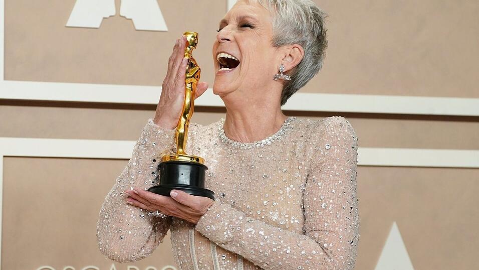 Schauspielerin Jamie Lee Curtis mit dem Oscar f&uuml;r die beste Leistung als Nebendarstellerin.