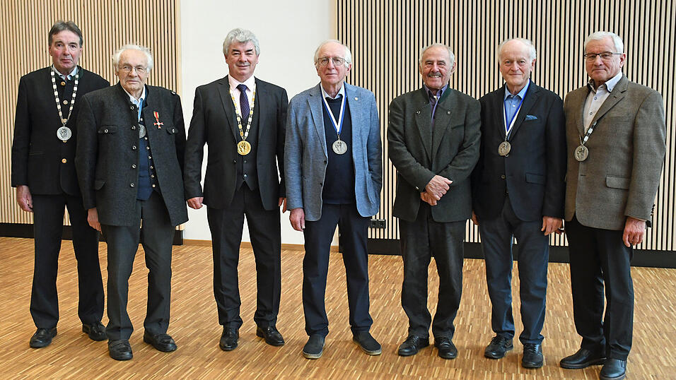 Zweiter Bürgermeister Josef Tafelmeier, Ehrenbürger und Träger der Bürgermedaille Bischöflich Geistlicher Rat Gabriel Kreuzer, Erster Bürgermeister Ludwig Greimel, Träger der Bürgermedaille Joseph Schuster, Träger der Bürgermedaille Erich Stenger, Träger der Bürgermedaille Lorenz Holzner, Dritter Bürgermeister Martin Schuster (von links).