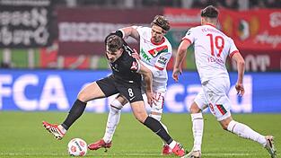 Kristijan Jakić (2.v.l.) konnte in der zweiten Halbzeit gegen Freiburg nicht mehr mitwirken.