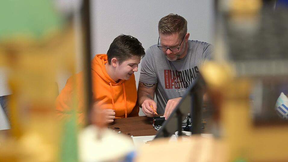 Erwachsene vergessen beim Lego-Bauen die Zeit.